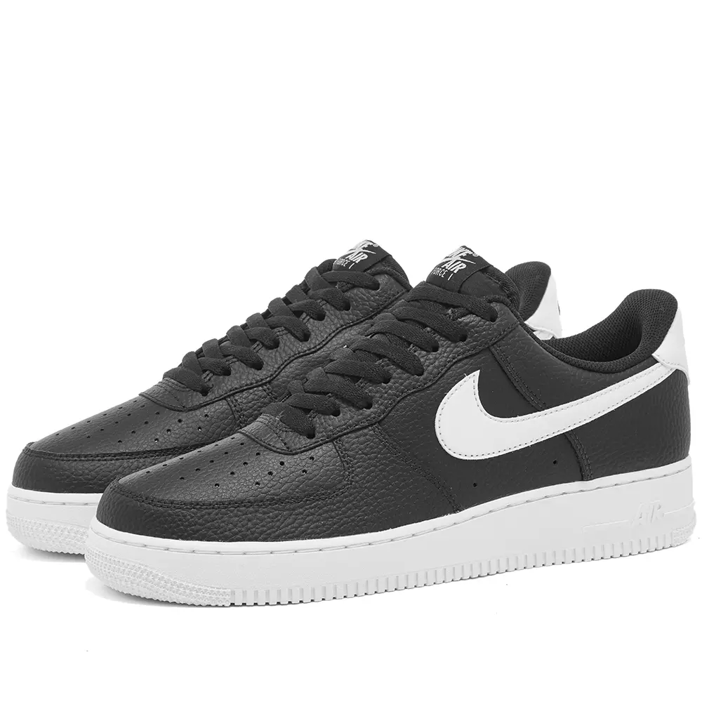 Nike Air Force 1 nera con baffo bianco